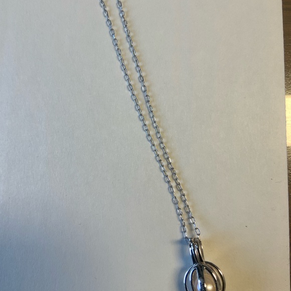 Cultured freshwater pearl pendant with 18” Sterling Silver chain. - Picture 2 of 3